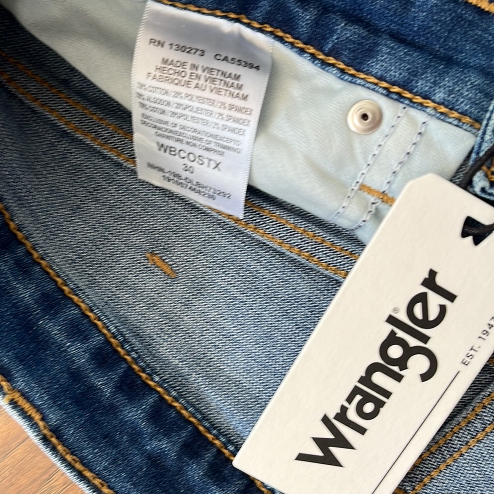 Wrangler shorts - Picture 3 of 4